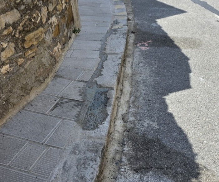 Il marciapiede di larghezza inferiore a un metro segnalato da Calisi