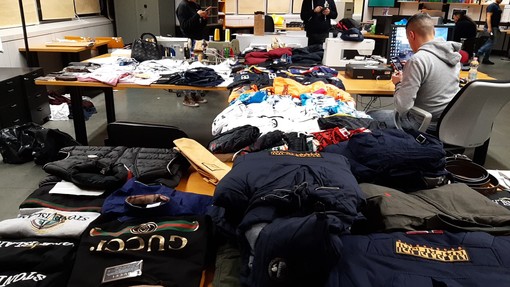 Operazione della polizia locale in centro storico, sequestrati 22mila prodotti contraffatti (FOTO)