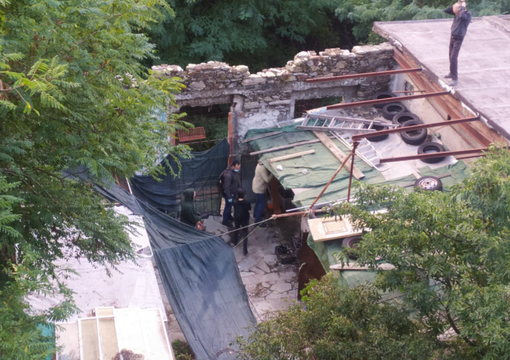 Sgombero del Terra di Nessuno, l'attivista sul tetto del centro sociale: "Qui dentro c'è la mia vita" (VIDEO) Sgombero del Terra di Nessuno, l'attivista sul tetto del centro sociale: "Qui dentro c'è la mia vita" (VIDEO)