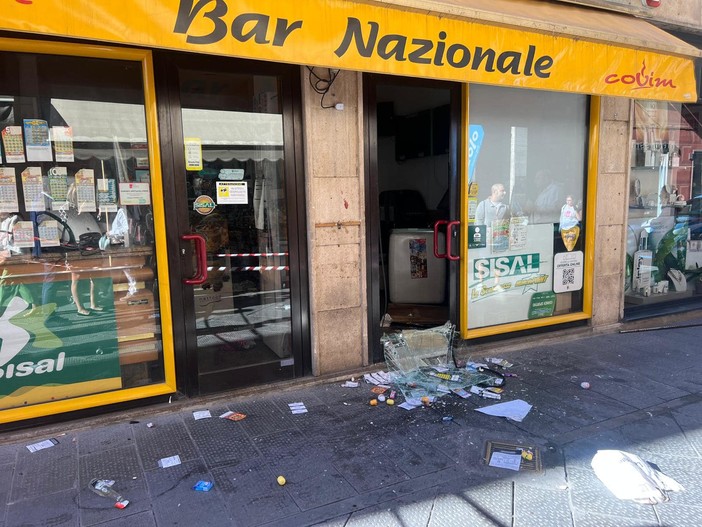 Rapallo: furto con scasso nel bar del consigliere comunale Giorgio Tasso Rapallo: furto con scasso nel bar del consigliere comunale Giorgio Tasso