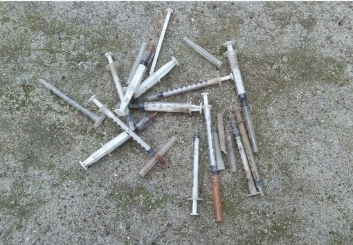 Azione di pulizia in piazza Guicciardini contro sporcizia e siringhe (foto) Azione di pulizia in piazza Guicciardini contro sporcizia e siringhe (foto)