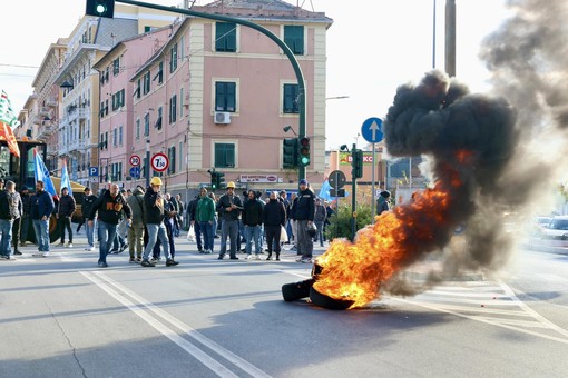 Blocco stradale dei lavoratori ex Ilva: la città è spezzata in due. Ecco come arrivare in centro Blocco stradale dei lavoratori ex Ilva: la città è spezzata in due. Ecco come arrivare in centro