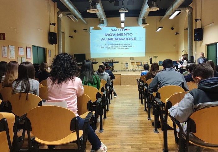 Sport, alimentazione e movimento. A scuola con Stelle nello Sport e Montallegro Sport, alimentazione e movimento. A scuola con Stelle nello Sport e Montallegro