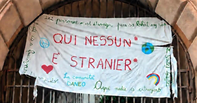 Striscione rimosso alla Daneo, il centrodestra: “Propaganda sui bambini”. Aumentano le adesioni al presidio di lunedì Striscione rimosso alla Daneo, il centrodestra: “Propaganda sui bambini”. Aumentano le adesioni al presidio di lunedì
