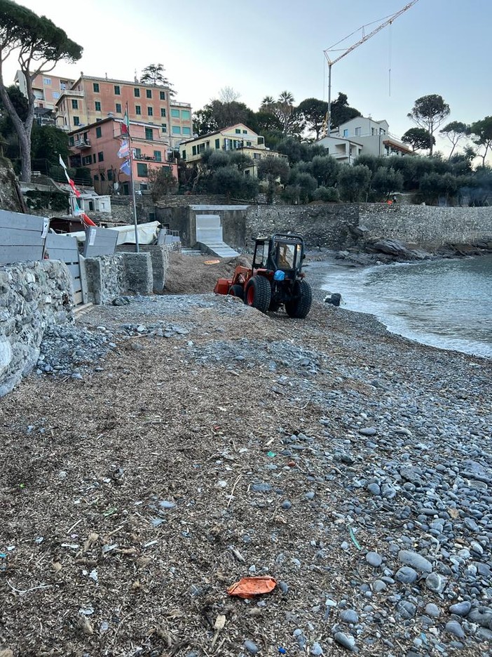 Recco, lavori post-mareggiata: chiude temporaneamente la spiaggia dei Frati Recco, lavori post-mareggiata: chiude temporaneamente la spiaggia dei Frati