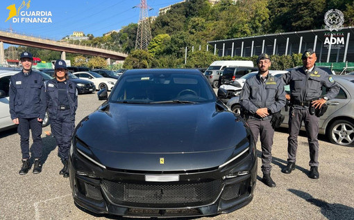 Maxi sequestro a Genova: Ferrari ‘Purosangue’ da settecento mila euro bloccata per tentato contrabbando Maxi sequestro a Genova: Ferrari ‘Purosangue’ da settecento mila euro bloccata per tentato contrabbando