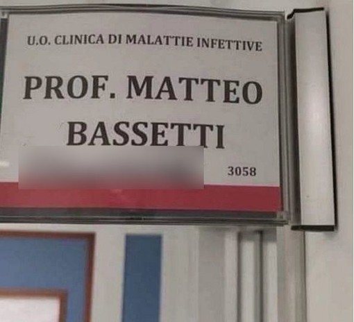 Insulti a Bassetti sulla targa davanti al suo ufficio al San Martino, indagano le forze dell'ordine