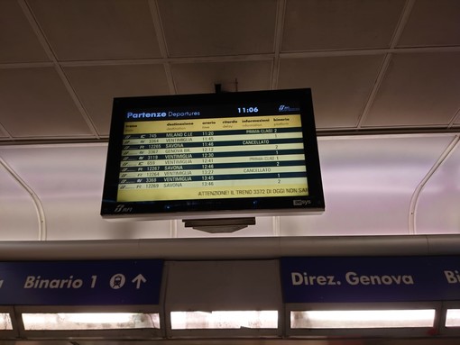 Il Covid rallenta la corsa dei treni: tra positivi e quarantene fioccano le cancellazioni