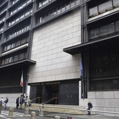 Pugno al volto di un funzionario della Digos, il pm si oppone alla misura più lieve: “Aggressione totalmente gratuita” Pugno al volto di un funzionario della Digos, il pm si oppone alla misura più lieve: “Aggressione totalmente gratuita”