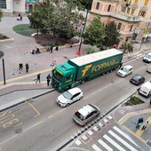 Via Cornigliano, a meno di una settimana dall'investimento mortale continua il viavai dei camion
