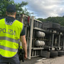 Tir si ribalta in A7 tra Busalla e Bolzaneto, morto l’autista: tratto chiuso e traffico bloccato