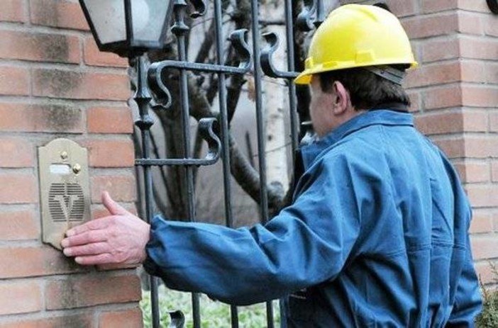 Come difendersi dai falsi incaricati Enel: i consigli della compagnia per non farsi truffare