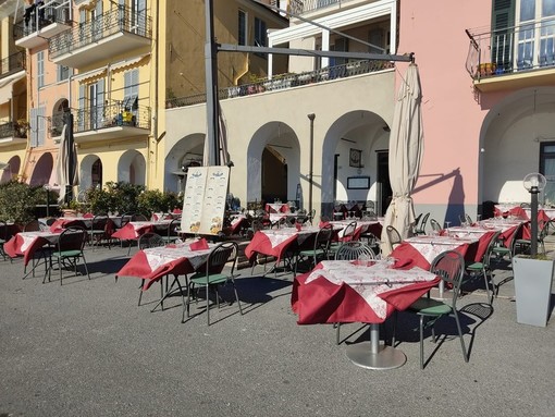 Puntualizzazioni del ministero della Sanità: al ristorante si potrà mangiare solo in quattro