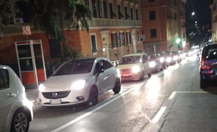 Giornata di passione per il traffico genovese, lunghe code in corso Ugo Bassi (Video)