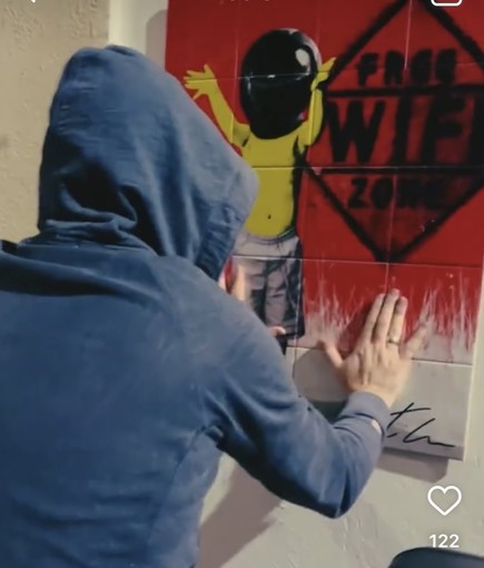 Tiler colpisce ancora: posizionata nella notte una nuova opera al Carmine Tiler colpisce ancora: posizionata nella notte una nuova opera al Carmine