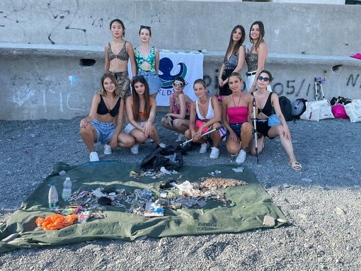 Tiktoker puliscono la spiaggia di Vernazzola, l'iniziativa di Worldrise Onlus (Foto)
