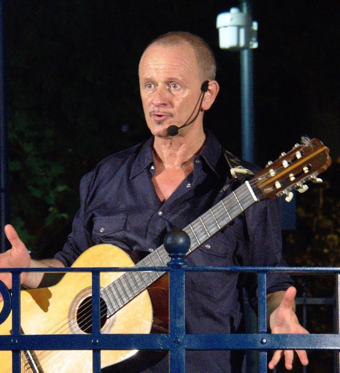 Spettacolo in Viadelcampo29rosso, con l'umorismo e la musica di Carlo Denei