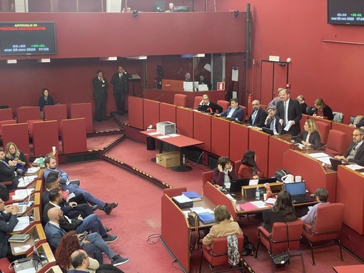 AMT, continua il braccio di ferro sulle responsabilità. Terrile al centro destra: “Pseudologia fantastica. Mistificate la crisi” AMT, continua il braccio di ferro sulle responsabilità. Terrile al centro destra: “Pseudologia fantastica. Mistificate la crisi”