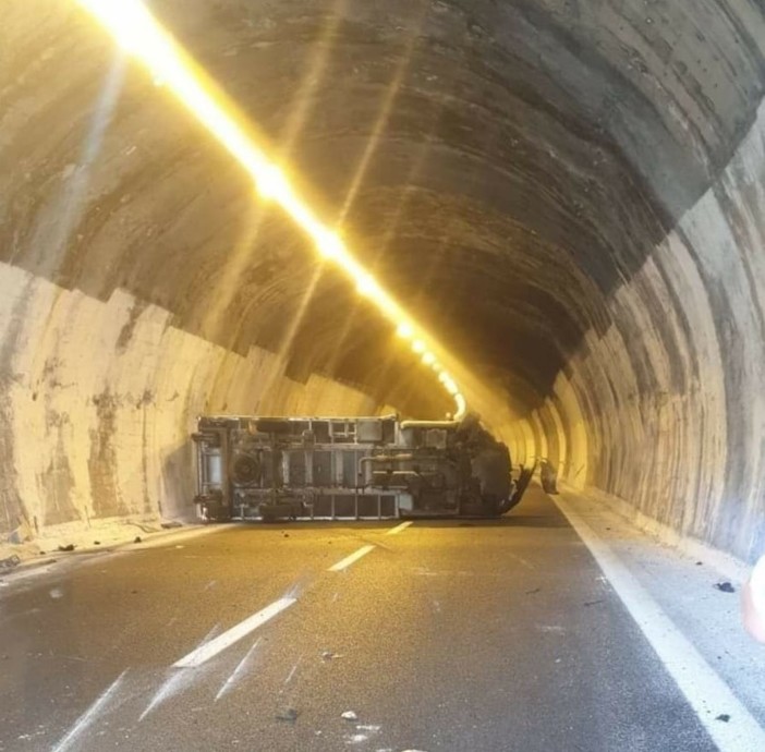 Mezzo pesante ribaltato sull'A12 prima dell'uscita di Genova Nervi in direzione Genova: code