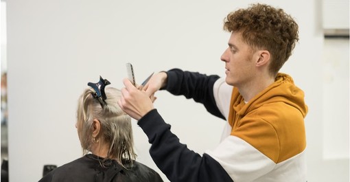 Taglio di capelli solidale per chi è in difficoltà: l’associazione 'Quelli del bus' approda a Cornigliano