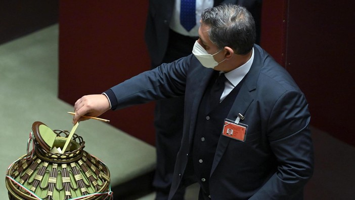 Il presidente Toti al voto (foto tratta dal suo profilo Facebook)