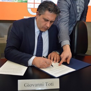 Nuovo governo, Toti: "Il veto 5 Stelle su Berlusconi è inaccettabile"