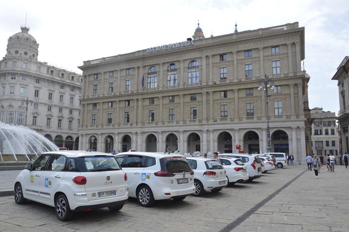 Genova, dopo 20 anni il comune aggiorna il regolamento sui taxi, obbligo di pos a bordo
