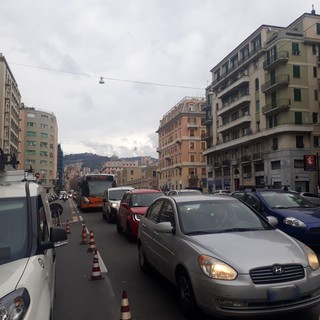 Guasto al semaforo, traffico in tilt tra corso Sardegna e via Giacometti