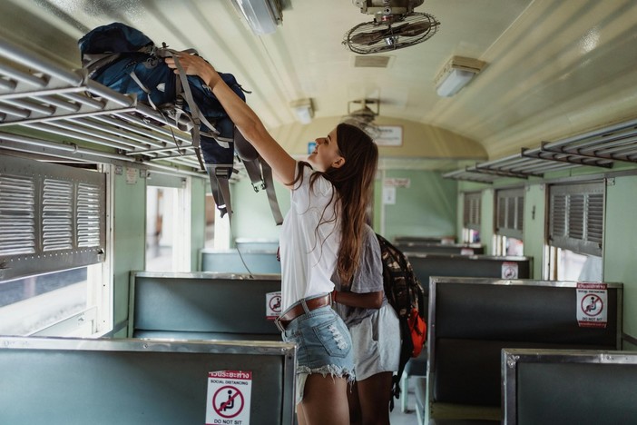 Gen Z - Il mondo dei giovani - Un posto finestrino, grazie: la Gen Z e il fascino lento del treno Gen Z - Il mondo dei giovani - Un posto finestrino, grazie: la Gen Z e il fascino lento del treno