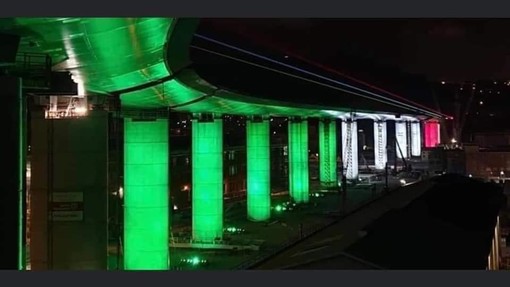 Nuovo ponte di Genova illuminato con il tricolore (FOTO)