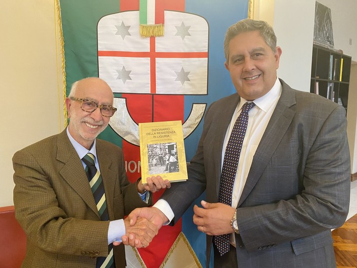 Toti: "Felice di ricevere il dizionario della Resistenza in Liguria"
