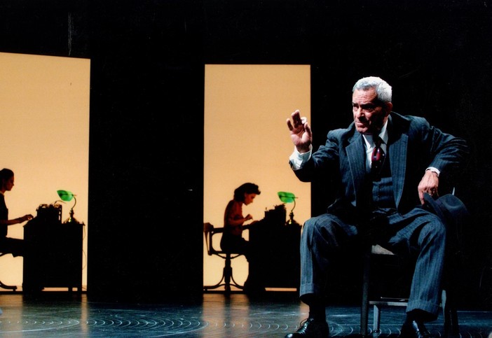 Genova e il suo teatro entrano nel nuovo millennio: Luca Bizzarri e Roberta Olcese ospiti di Alessandro Giglio per Testimoni del tempo Genova e il suo teatro entrano nel nuovo millennio: Luca Bizzarri e Roberta Olcese ospiti di Alessandro Giglio per Testimoni del tempo