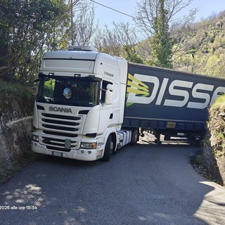 Serra Riccò, autotreno bloccato sulla carreggiata: chiusa al traffico via Vallaregia