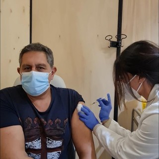 Covid, Toti ha ricevuto la terza dose: "Vaccini unica arma per sconfiggere il virus"