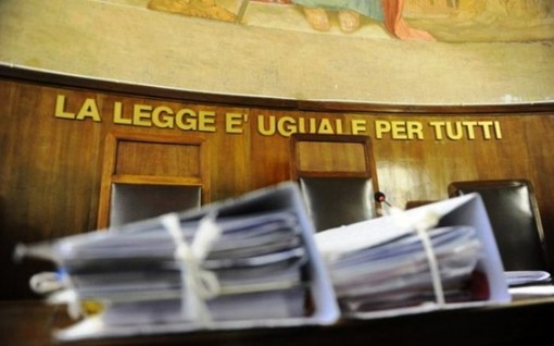 Cade dalle scale e muore dopo una lite con il fidanzato: il giudice dispone altre indagini sulla dinamica Cade dalle scale e muore dopo una lite con il fidanzato: il giudice dispone altre indagini sulla dinamica