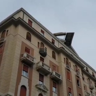 Tettoia divelta dal vento in via Cecchi: intervengono i vigili del fuoco (VIDEO)