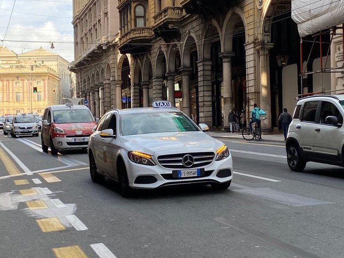Code, lunghe attese e disagi per prendere un taxi nel centro cittadino. La cara giornata da incubo per gli utenti
