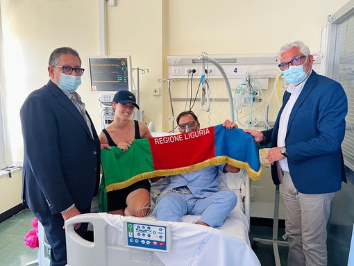 Pullman in fiamme sulla A12, Toti dona la bandiera della Regione all'autista Pullman in fiamme sulla A12, Toti dona la bandiera della Regione all'autista