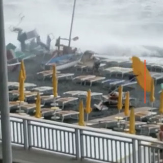 Tromba d'aria si abbatte sulla costa di Vesima (Video)