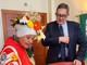 Melina Riccio, l'eccentrica artista, fa visita a Giovanni Toti