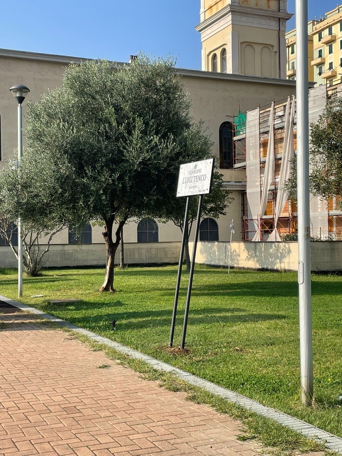 Giardini Tenco: a meno di 24 ore dalla posa, la targa dedicata al cantautore è già in bilico Giardini Tenco: a meno di 24 ore dalla posa, la targa dedicata al cantautore è già in bilico