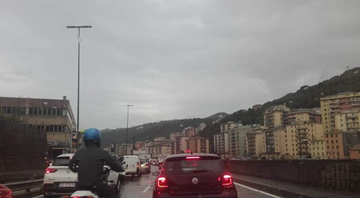 Maxi ingorgo e viabilità in rallentamento a Genova e città paralizzata verso la Valbisagno per una frana (FOTO)