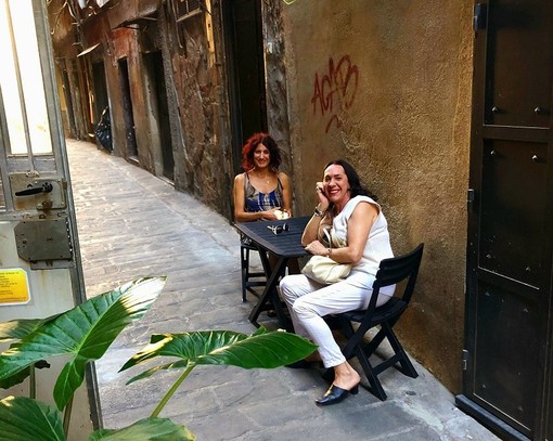 Un tavolino e due sedie contro il crack: l'iniziativa in vico Untoria Un tavolino e due sedie contro il crack: l'iniziativa in vico Untoria