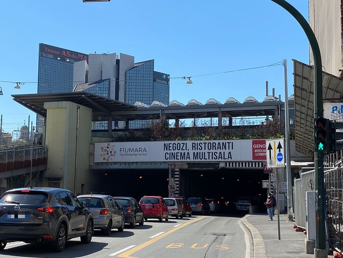 Paura in via Canevari per il crollo di calcinacci dal soffitto del tunnel