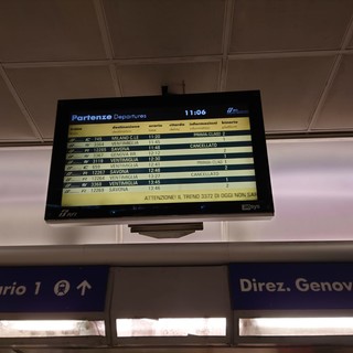 Il Covid rallenta la corsa dei treni: tra positivi e quarantene fioccano le cancellazioni