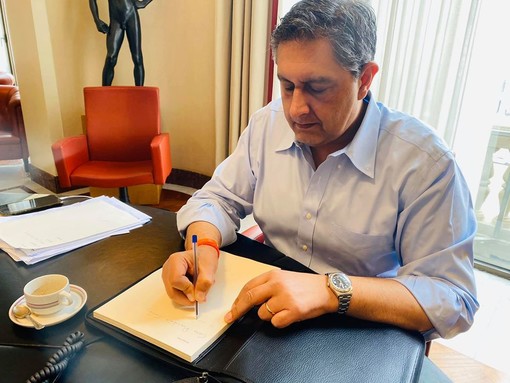 Toti contro Conte: "I provvedimenti delle Regioni sono pienamente legittimi" Toti contro Conte: "I provvedimenti delle Regioni sono pienamente legittimi"