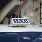 Follia in taxi: rifiuta di pagare la corsa e sfonda il parabrezza a pugni Follia in taxi: rifiuta di pagare la corsa e sfonda il parabrezza a pugni