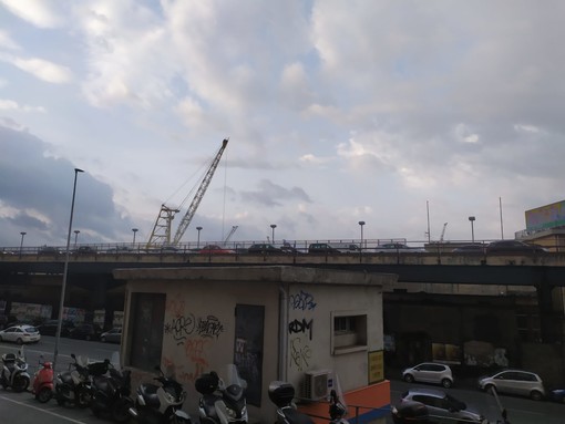 Incidente in Sopraelevata, grave un motociclista