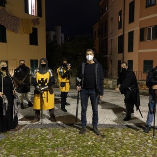 Scontri tra uomini armati di spada e scudo a Genova in una notte di coprifuoco, niente paura: è una troupe televisiva autorizzata
