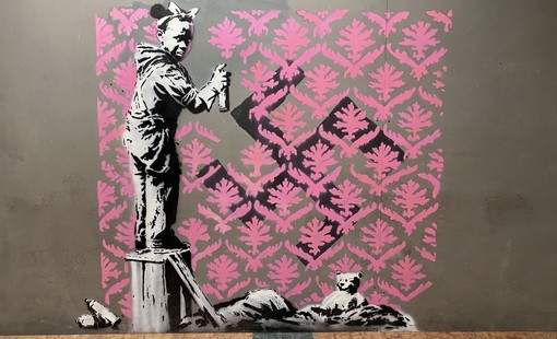 &quot;The World of Banksy&quot;, in stazione a Principe le opere dello street artist più famoso al mondo (foto e video)